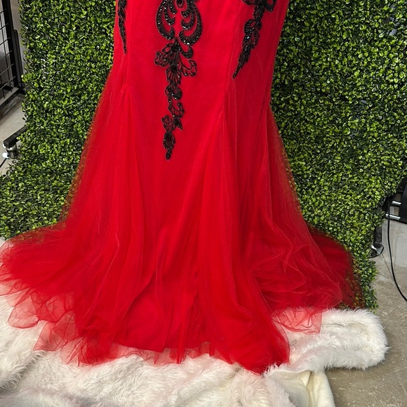 Elegant Red and Black Evening Gown Size 15 16 - Picture 6 of 17